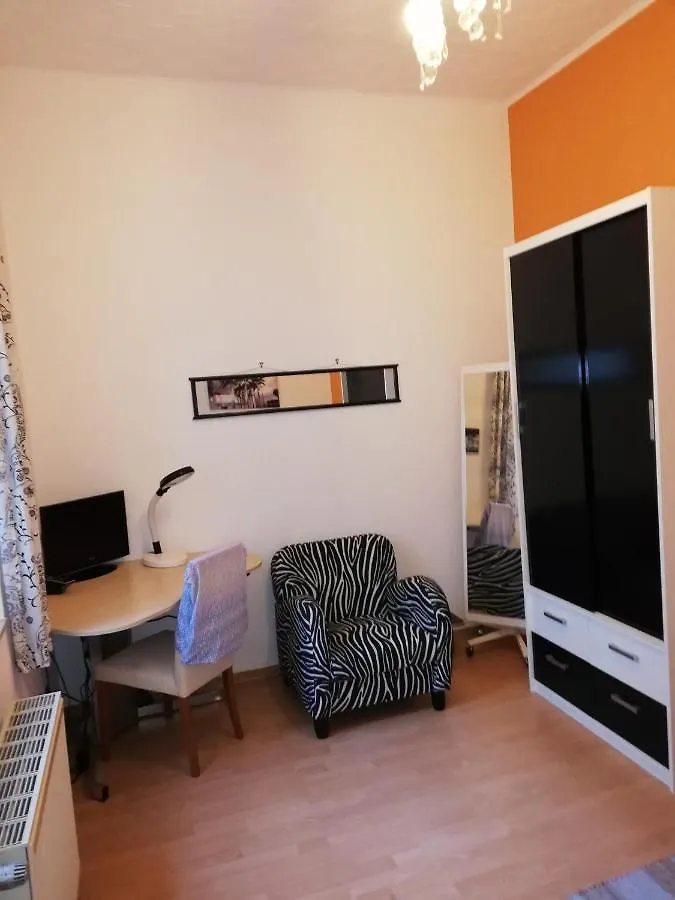 フランクフルト アカーサ ベッド＆ブレックファースト Bed & Breakfast 2*,