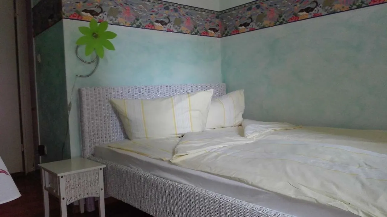 フランクフルト アカーサ ベッド＆ブレックファースト Bed & Breakfast 2*,